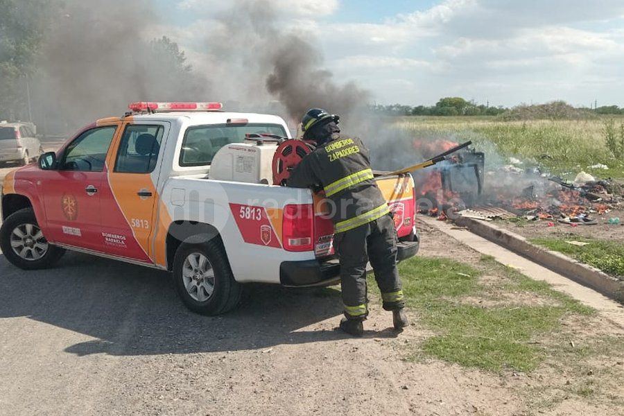 Basura en llamas en barrio 2 de Abril: importante procedimiento de Bomberos