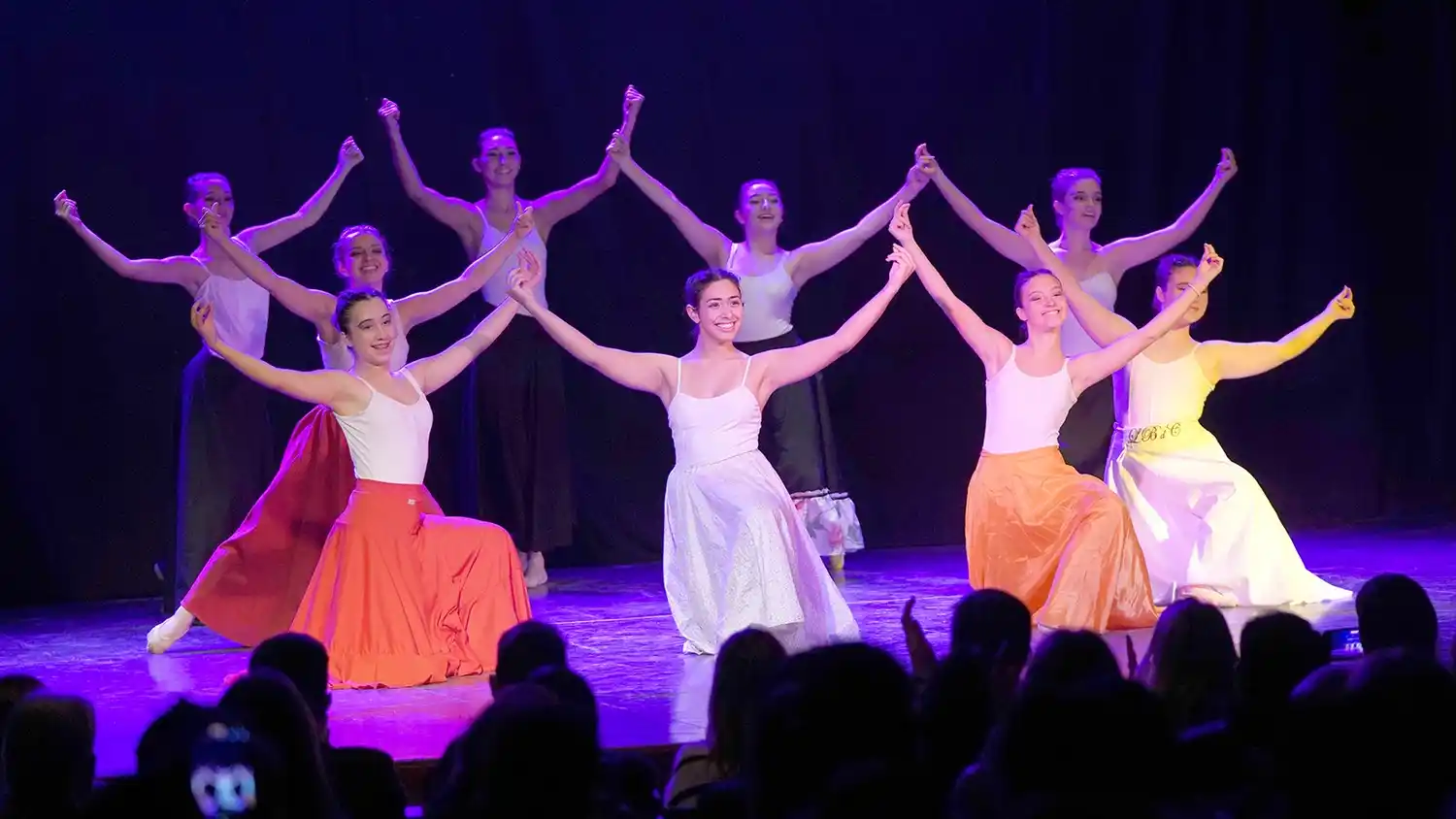 Presentación. Las alumnas se lucieron y recibieron el aplauso del público