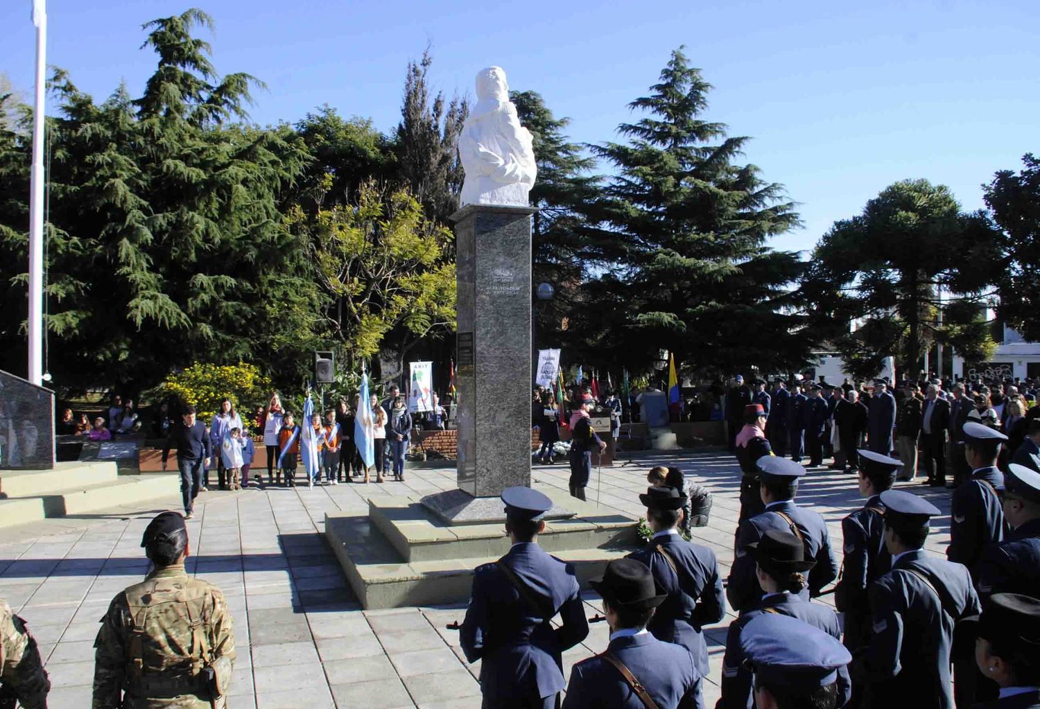 Con un emotivo acto, la comunidad homenajeó al general Manuel Belgrano a 199 años de su fallecimiento