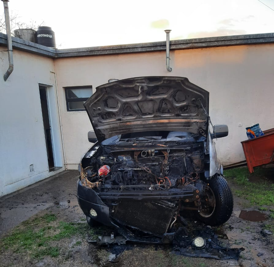 Ardió una Eco Sport en la entrada de una vivienda