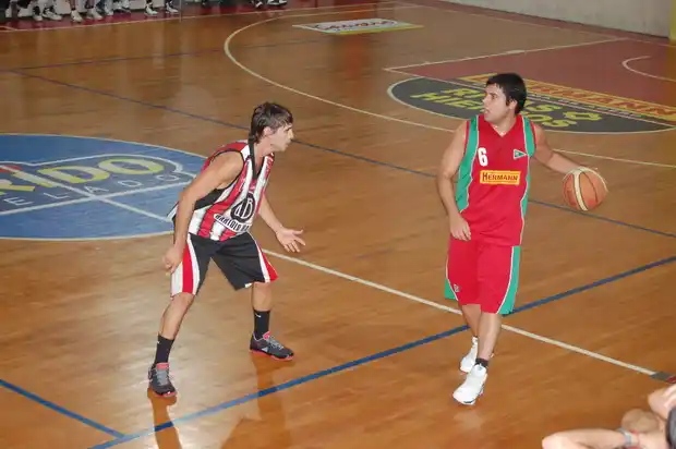 Básquet: Juventud - Unión de Crespo y Neptunia - Huracán, cruces de play off