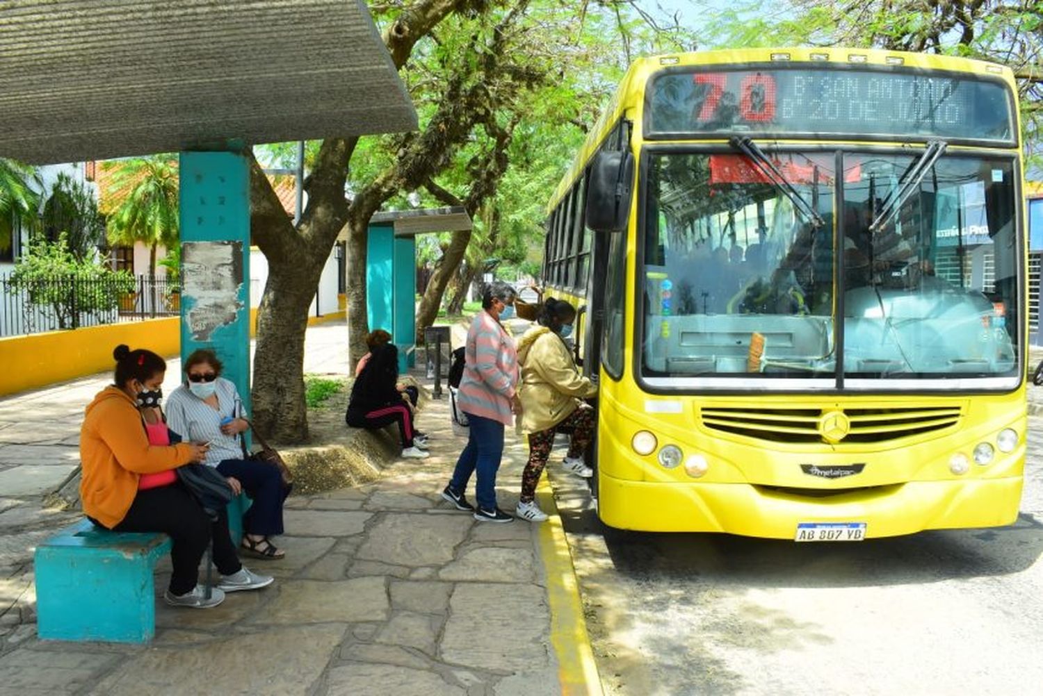 Colectivos, taxis y remises no circularán entre las 20 y las 6 horas en la ciudad