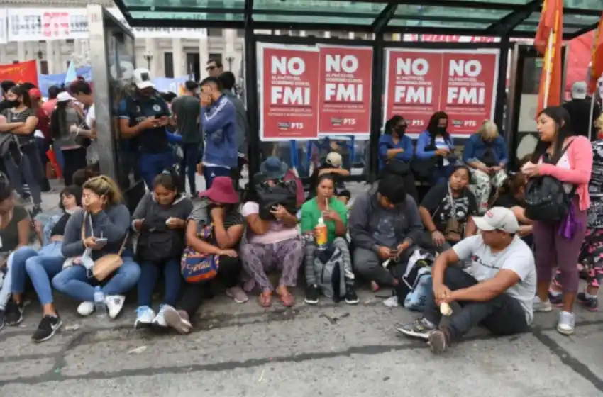 Acuerdo con el FMI: manifestantes atacaron a pedradas el Congreso de la Nación