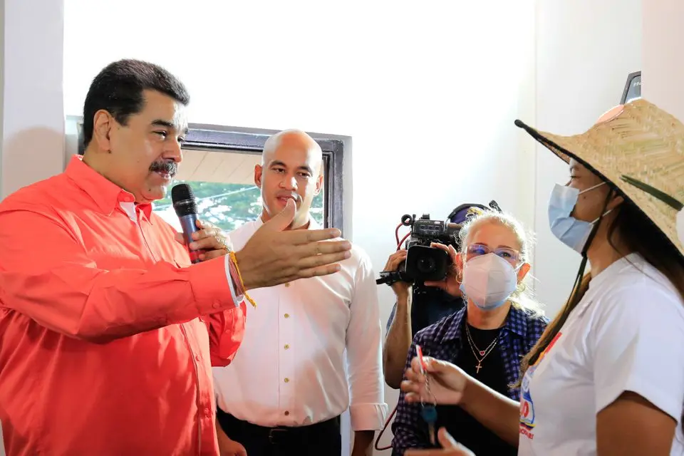 Maduro entrega casas en terreno que desalojó el alcalde de Guatire
