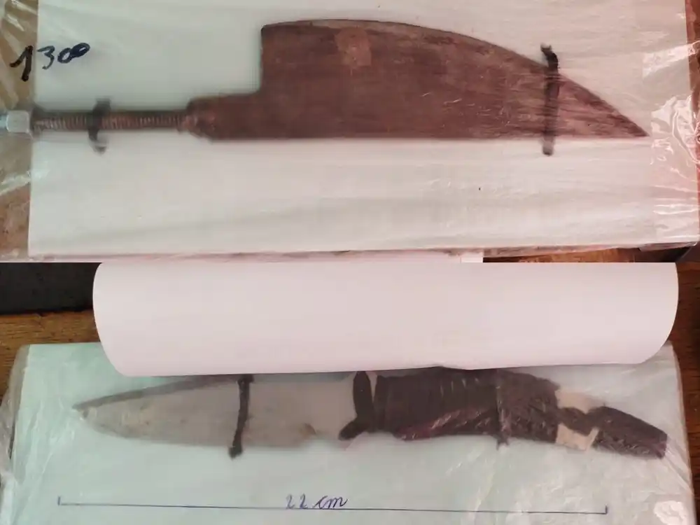 Las cuchillas secuestradas durante el procedimiento policial.