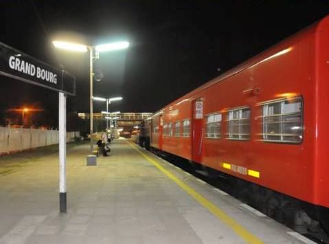 Accidente fatal en Grand Bourg: un joven murió tras cruzar en moto con la barrera baja y ser embestido por un tren