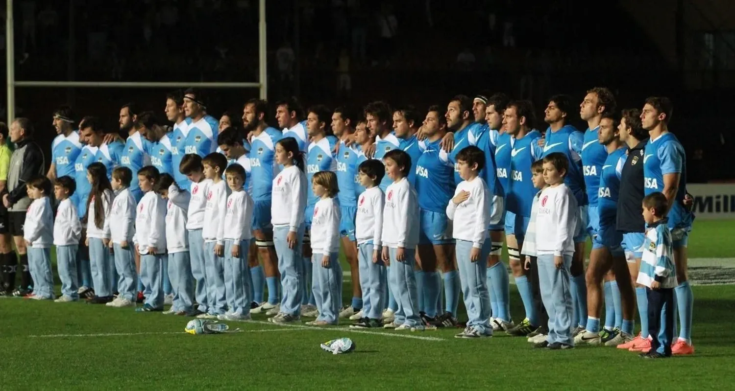 Cuarto empezando desde la derecha. “Leo” Senatore estuvo presente en Colón cuando Los Pumas jugaron un amistoso con el Stade Francais. Crédito: Pablo Aguirre