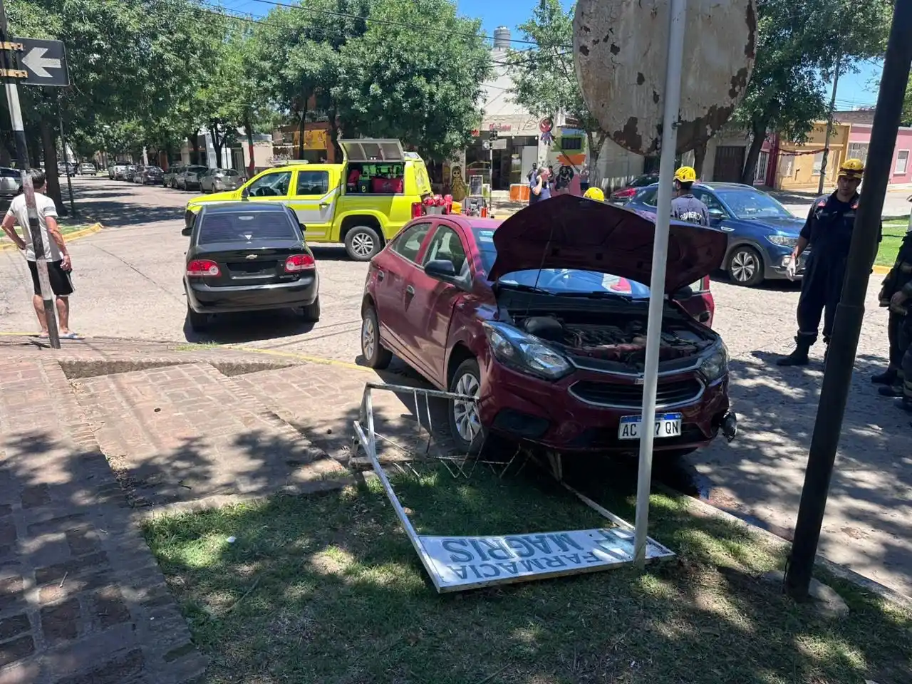 La conductora del Onix se llevó la peor parte de impacto. Foto: BVVT