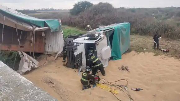En plena época de cosecha un camión volcó con tolendas de soja en la ruta 34