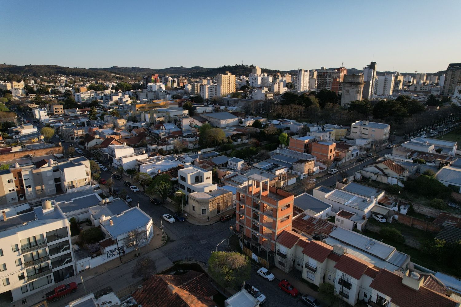 ¿Qué ves en el cielo?: edificios, patrimonio y el desafío urbano de Tandil como ciudad intermedia