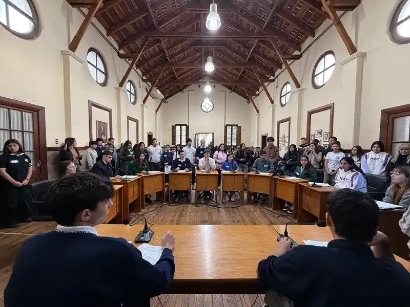 El Concejo abrió sus puertas para la sesión final de los jóvenes participantes del proyecto.