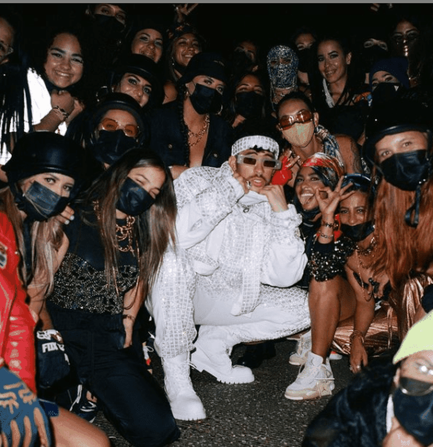 Bad Bunny con el equipo que lo acompañó en su presentación en el Latin Grammy. Foto: Instagram