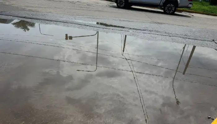 Nueva Terminal de Ómnibus llena de agua en la entrada