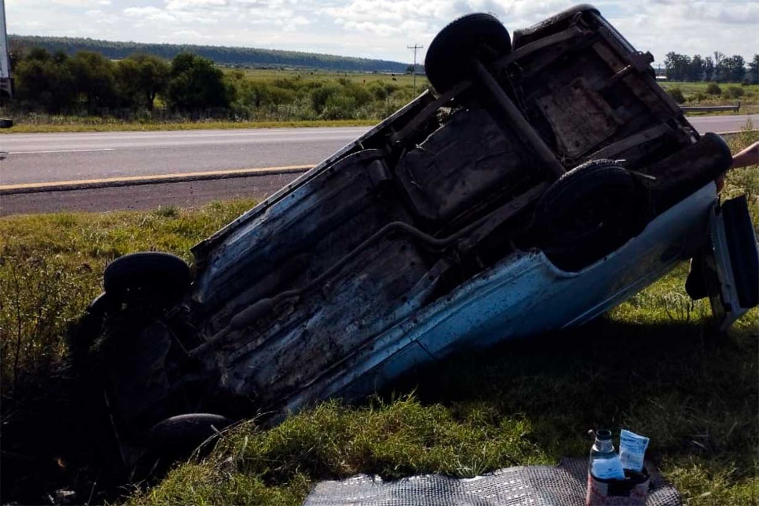 Una camioneta que transportaba pedidos de Mercado Libre volcó en la Autovía 14