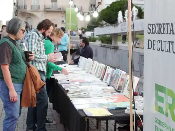 Mágica llega con libros y espectáculos a Villa Elisa