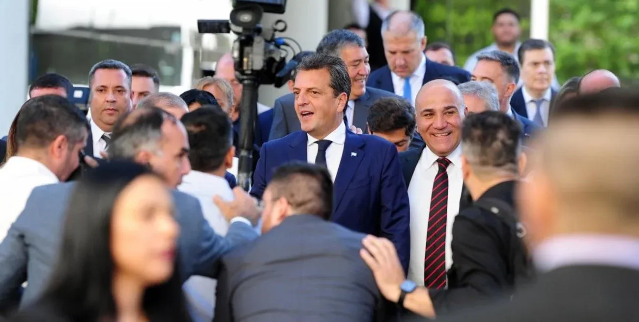 "Abrazamos desde el peronismo a los hombres y mujeres de bien que creen en el país de los valores democráticos", definió Massa.