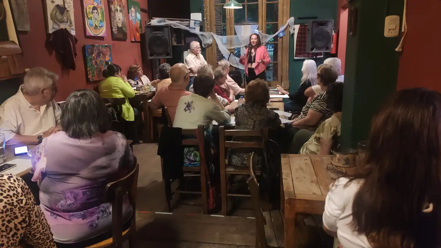 Jorgelina Serrano presentando Ecos Literatura