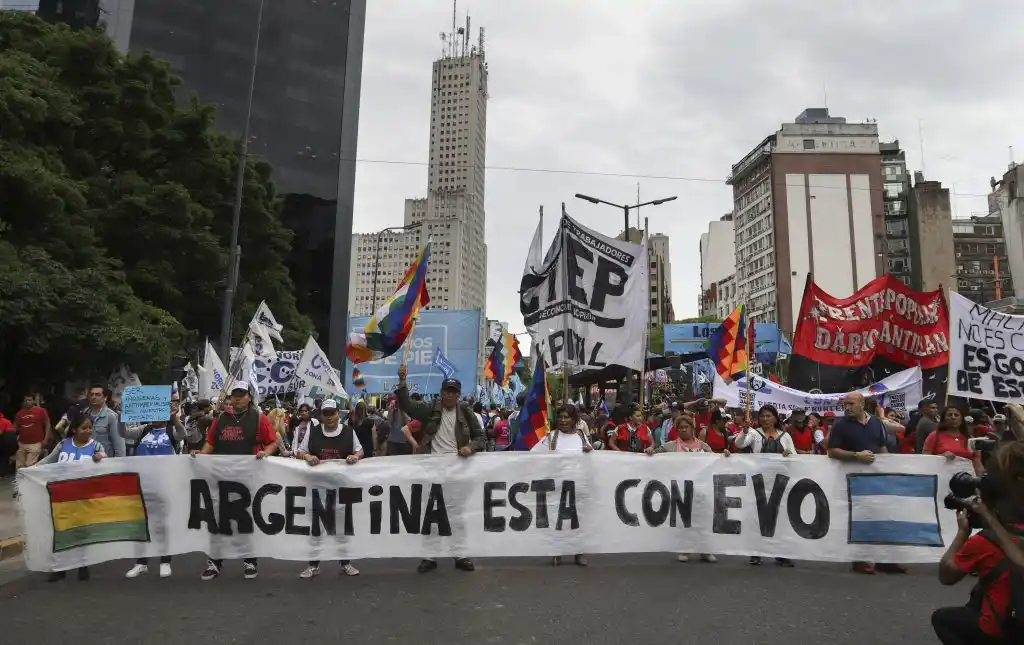 Organizaciones sociales y de izquierda marcharon al Obelisco contra el “golpe”
