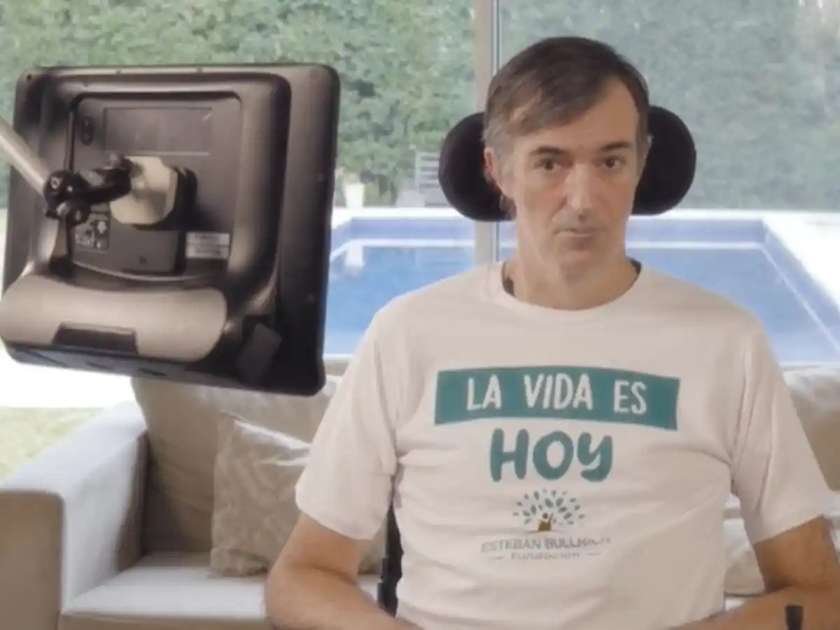 Esteban Bullrich continúa con respirador y en tratamiento por una neumonía