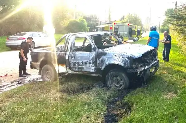El conductor del vehículo presentaba traumatismos, por lo que se solicitó una ambulancia para su atención.