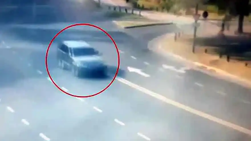 El momento de la embestida a la ciclista en Palermo y la fuga del conductor