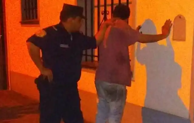 Detienen a un joven por sustraer bebidas de una despensa