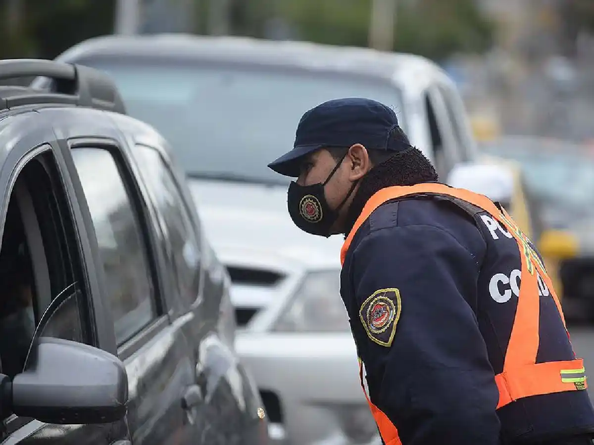 Una persona con covid violó el aislamiento y tosió en la cara a los policías que lo detuvieron
