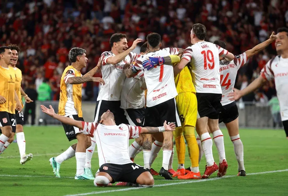 El festejo de los jugadores de Estudiantes tras el pase a la final (Foto: Olé)