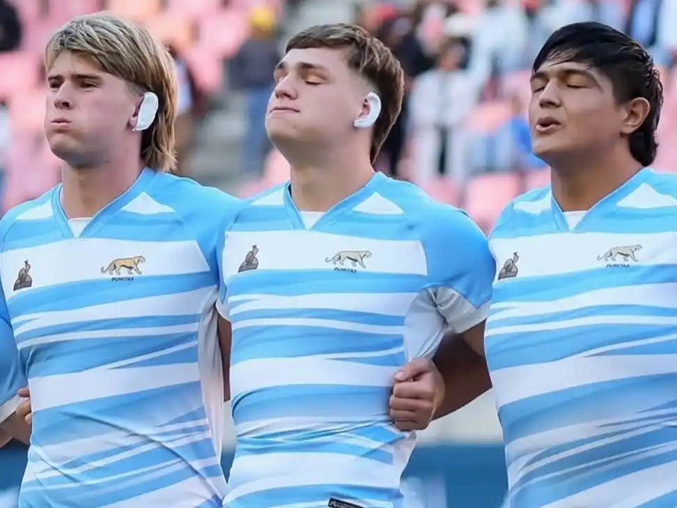 Fede Narváez, a la derecha, cantando el himno nacional con Los Pumitas previo al debut ante Sudáfrica. Foto:UAR