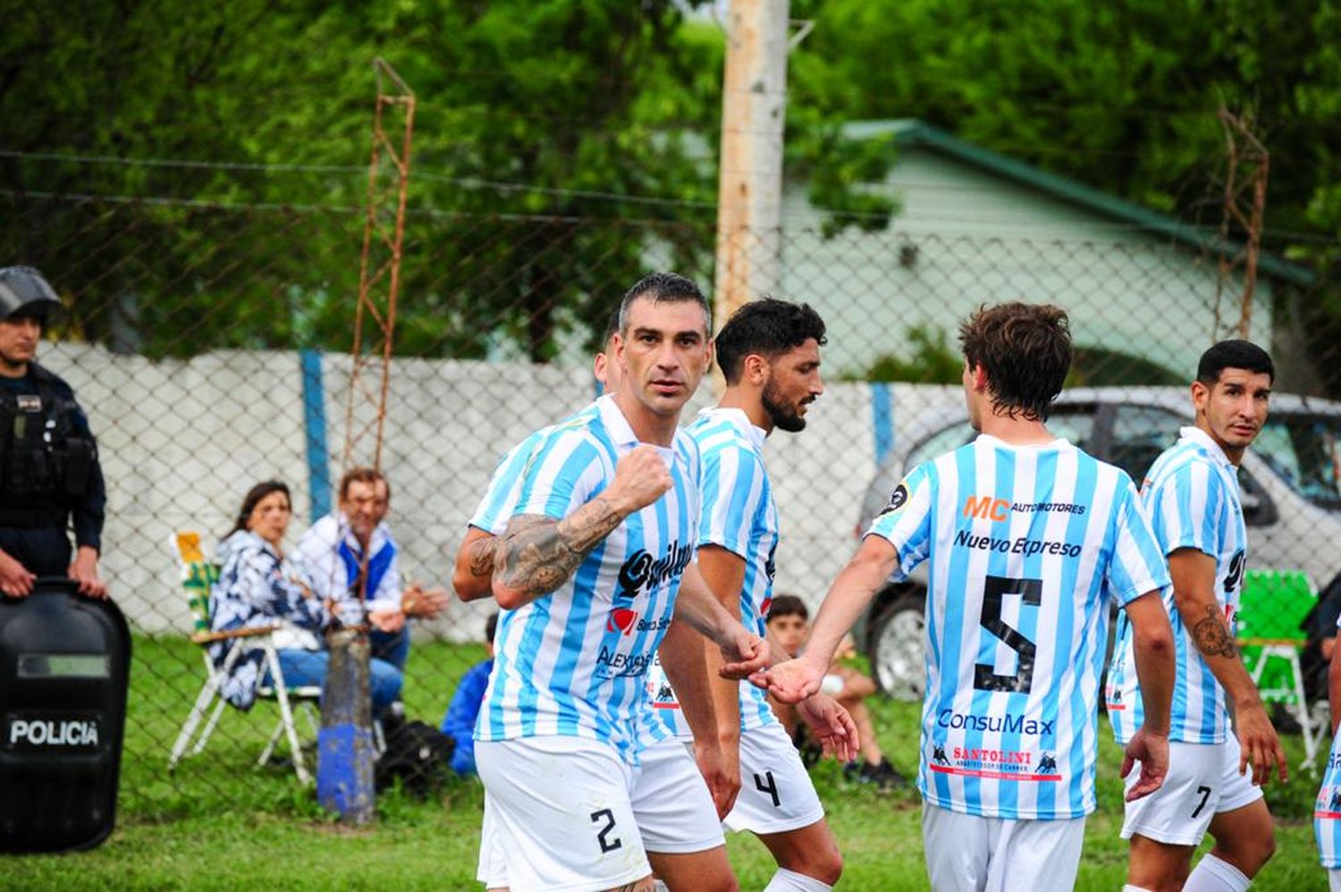 El defensor, de 36 años, disputó los siete partidos que jugó Juventud y convirtió un tanto en la goleada a domicilio frente a Martín Fierro 6-0 (foto: Mauricio Ríos).