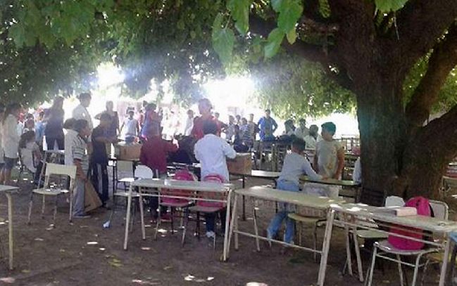 Les quemaron la escuela y ahora dan clases bajo los árboles