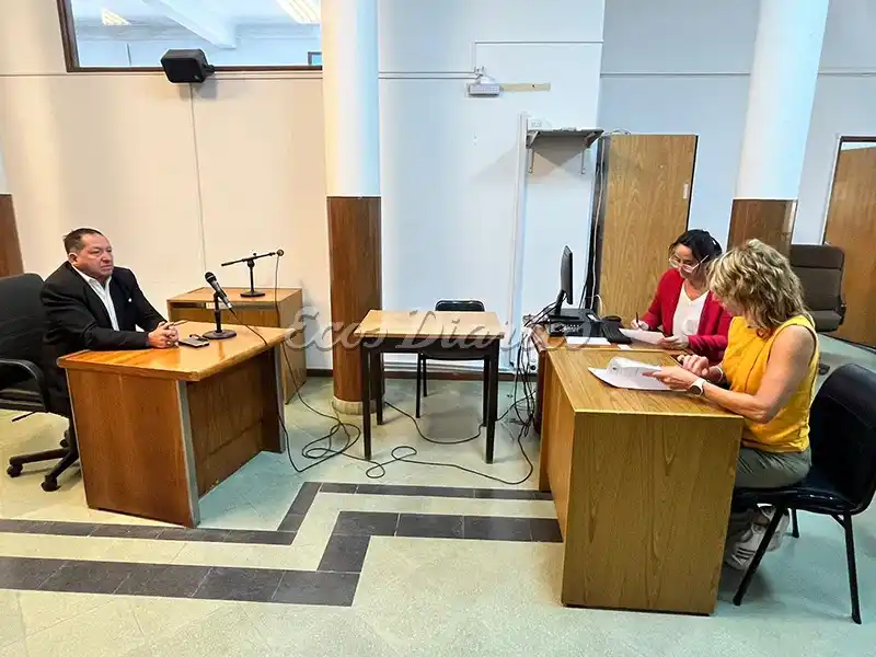 La secretaria. Del Tribunal, Nerina Crova lee la resolución junto a Irigoyen Testa y Sajarne