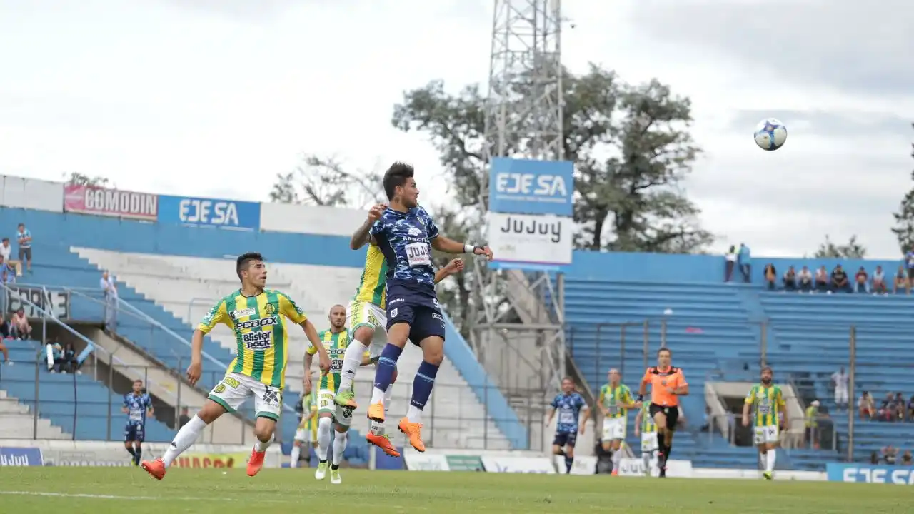 Aldosivi mostró carácter en Jujuy para mantenerse como líder