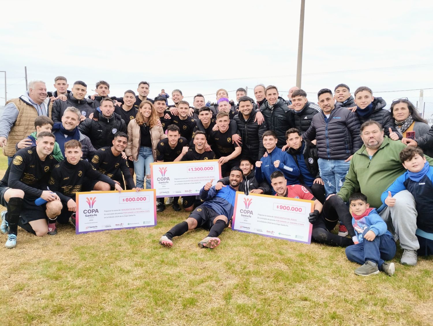 El festejo de la familia Pulgosa con los tres cheques obtenidos hasta acá en la Copa. Foto: Fabián Gallego.