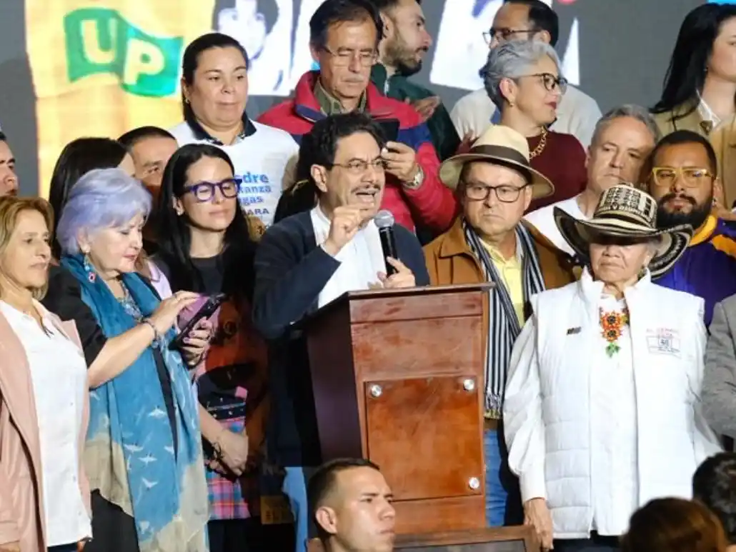El candidato de la izquierda Iván Cepeda lidera la intención de voto presidencial en Colombia