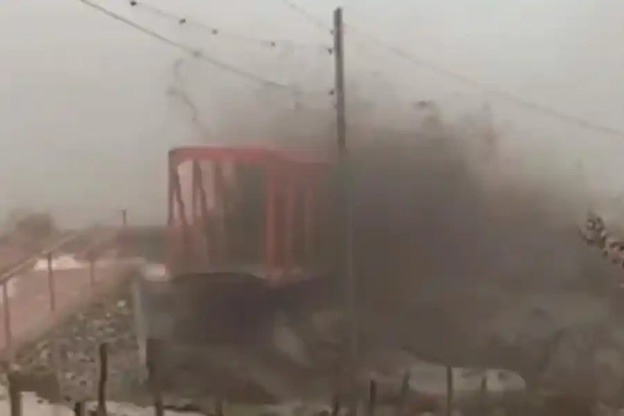 Impactante video | La crecida del río arrasó con un puente en Catamarca