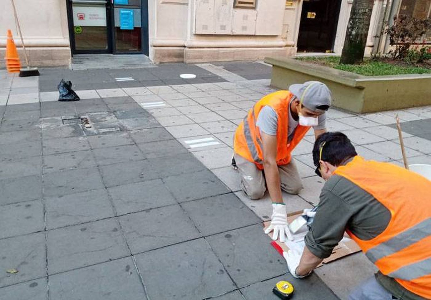 El municipio marca las distancias mínimas a respetar en las filas de los cajeros