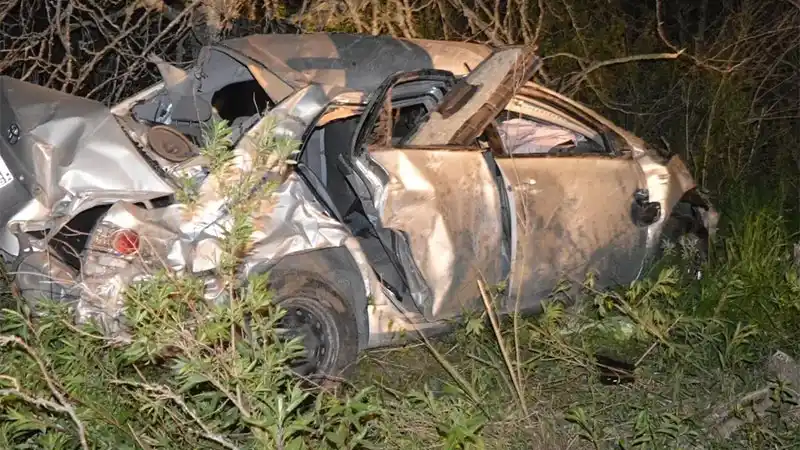 Destrozó su auto al volcarlo y aseguró que fue por el mal estado de la ruta