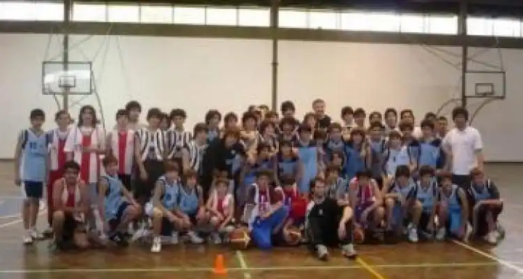 Exitosa clínica de básquet