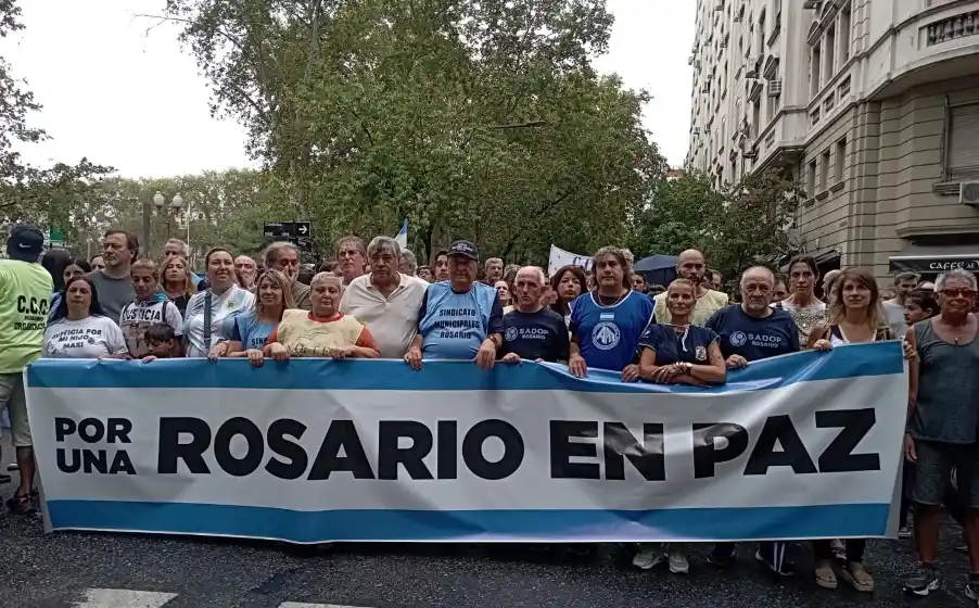 Buscando un símbolo de paz: multitudinaria marcha al Monumento en reclamo de seguridad