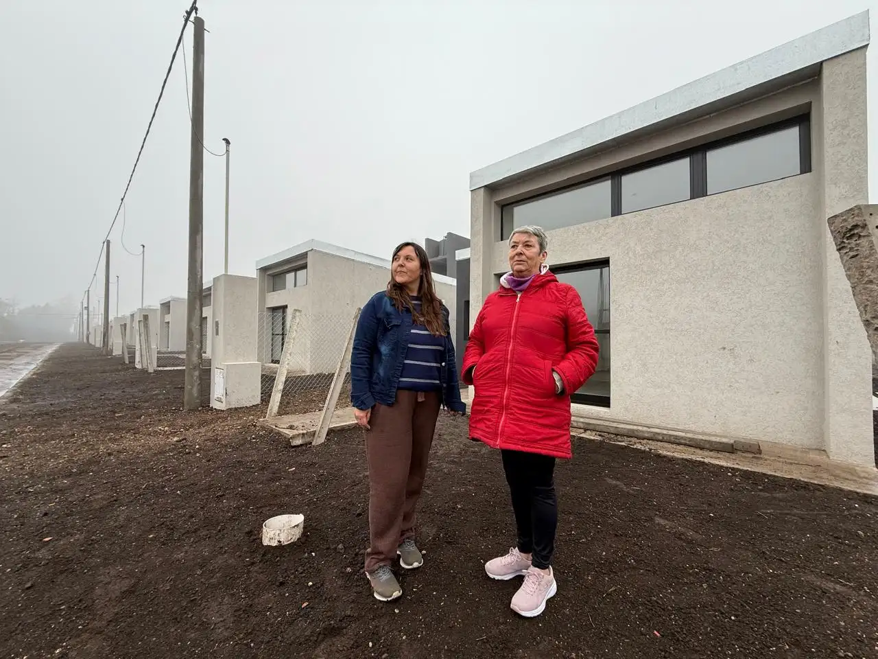 Cacha Cena, junto a su hija, en el nuevo barrio de De Corazón Tandilense.