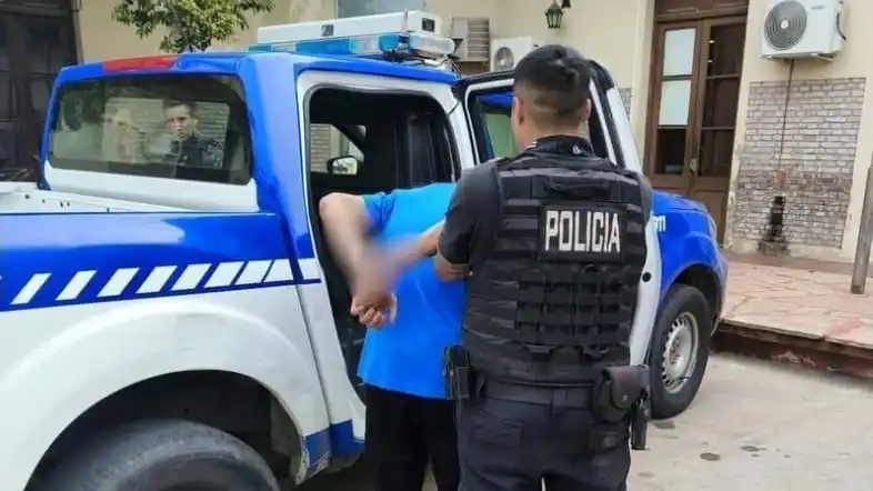 Detuvieron a un hombre por exhibiciones obscenas en la vía pública y agredir a la Policía