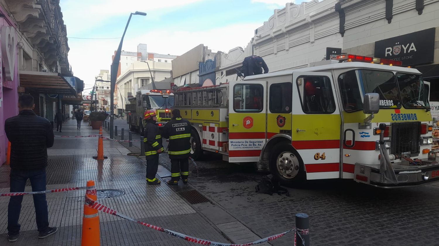 Bomberos trabajaron en la Secretaría de Desarrollo Productivo.