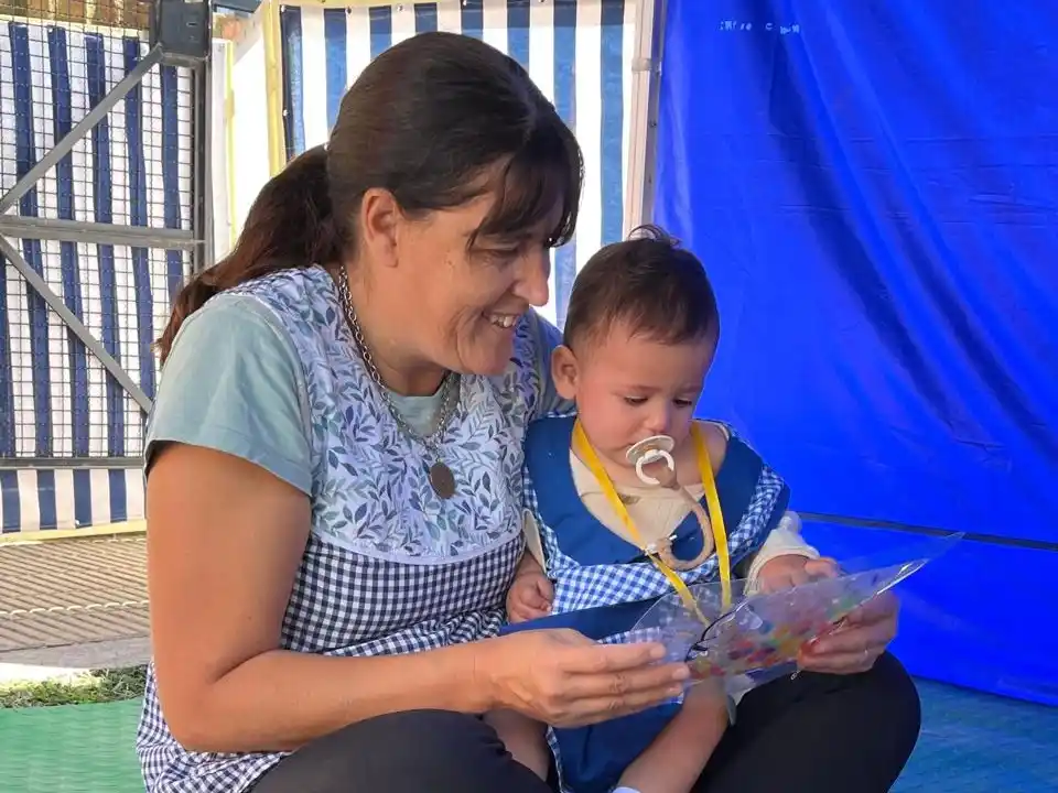 En el Jardín de Infantes 904 de Orense, la docente Verónica Espinoza, se convirtió en una de las primeras ‘seño’ de salita de un año, en toda la provincia
(Imágenes gentileza de Angélica Galván y Mariela Camus)