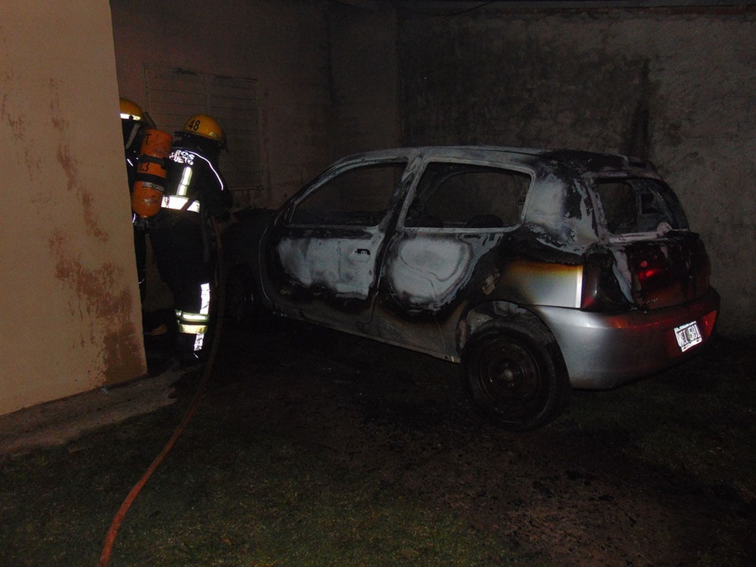 El auto totalmente afectado por las llamas.