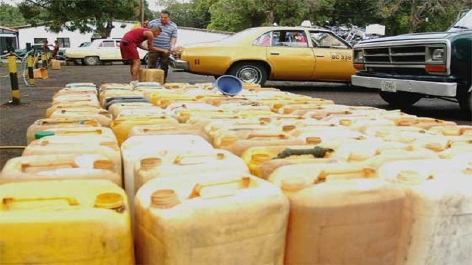 PIMPINEROS a la carga: hasta dos millones de litros de gasolina diarios ingresan a Venezuela desde Colombia