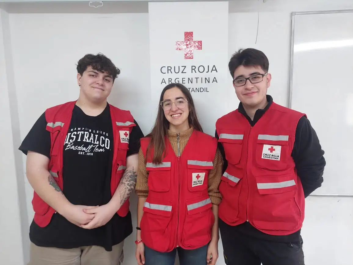Lucía y Gabriel, coordinadores del Área de Juventud, junto a Valentino, uno de los voluntarios