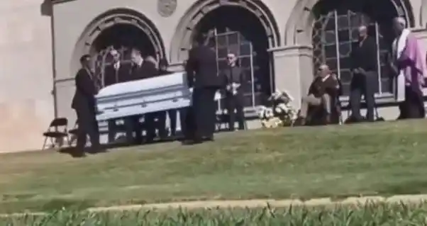 Se desfondó un ataúd en pleno cortejo fúnebre y el muerto rodó por una colina