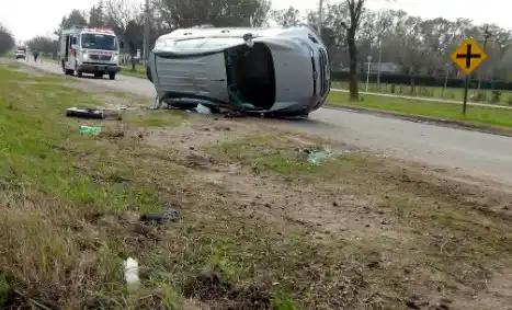 Ruta 12: Quiso evitar un choque frontal y terminó volcando