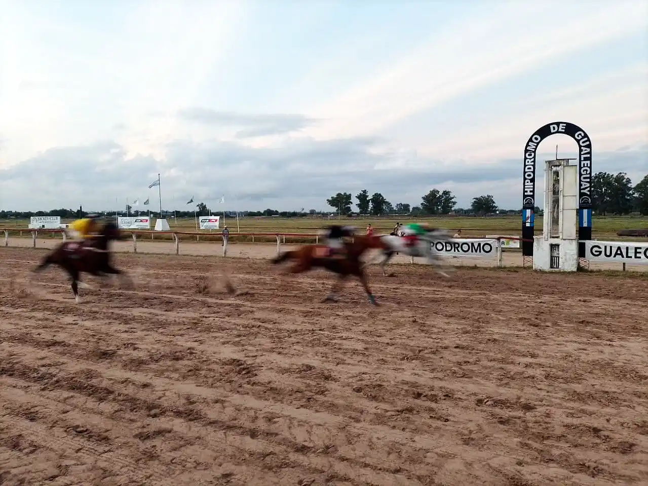 Turf: Radiante Boy y Noah Tom, los ganadores de la Copa Criadores